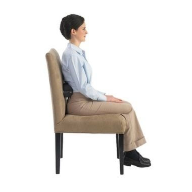 O rolo lombar ajuda a manter a postura sentada